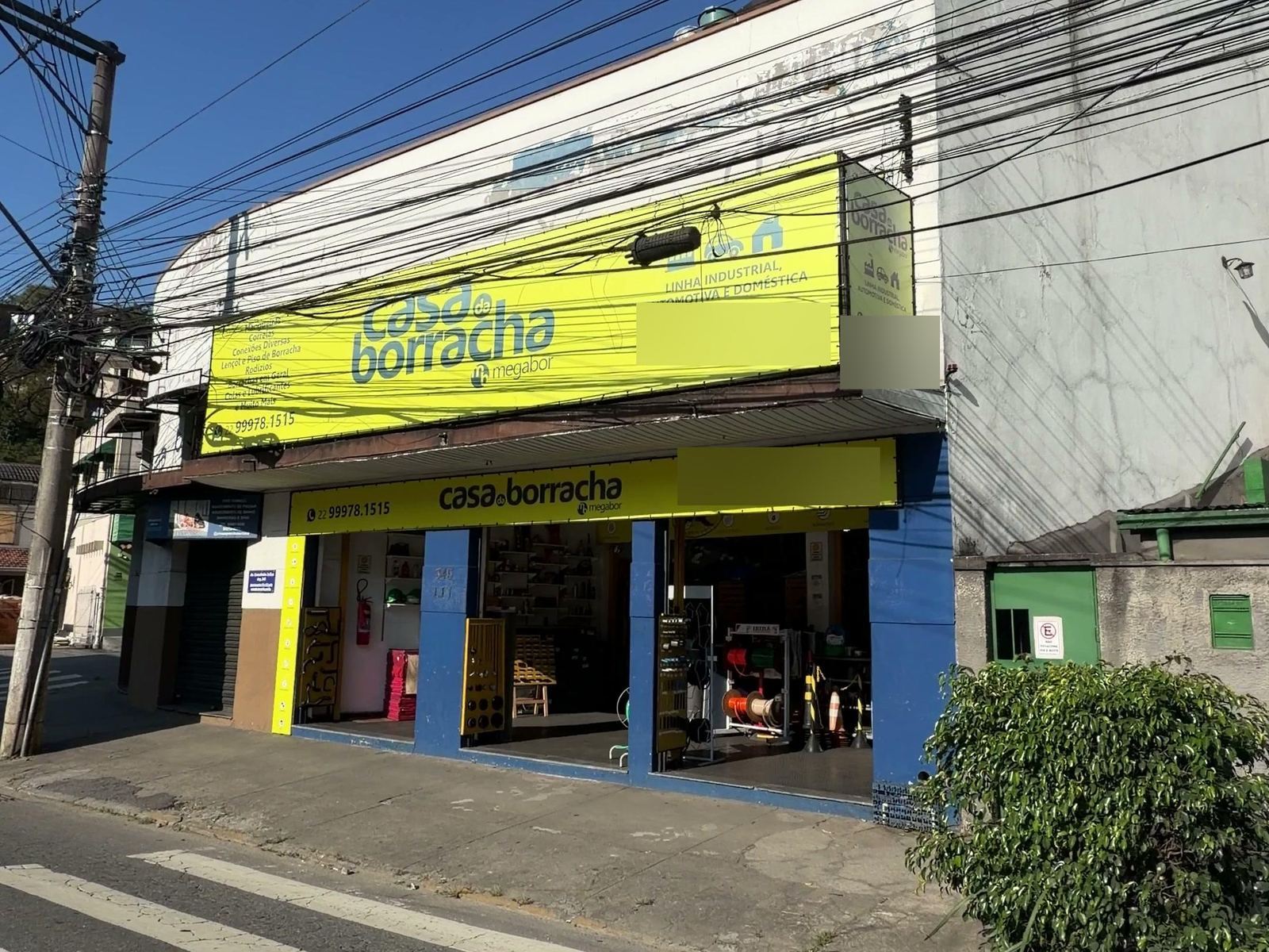 Fachada amarela e azul da Casa da Borracha, loja de borracha na Av. Conselheiro Julius Arp, Olaria, Nova Friburgo